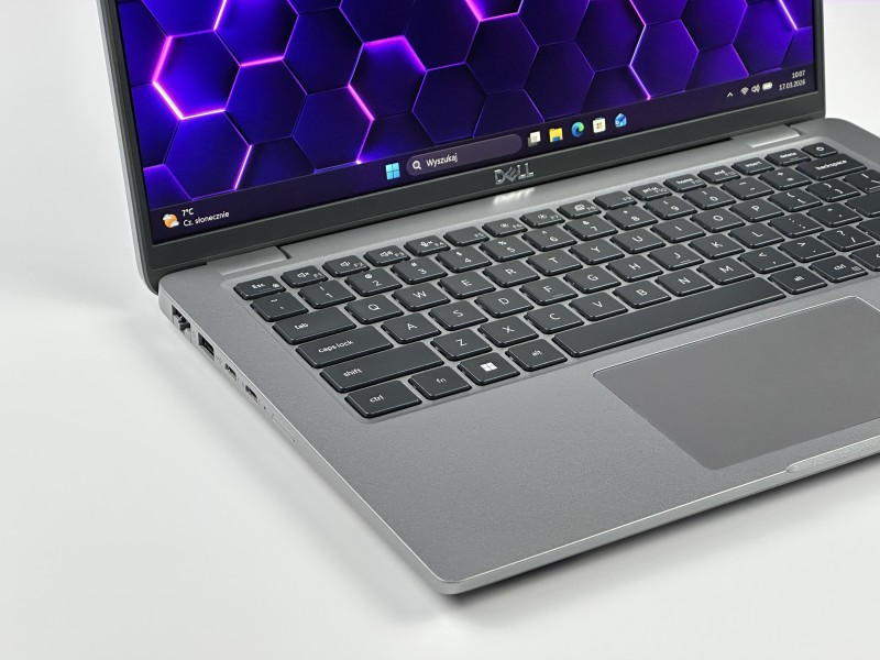 Dell Latitude 5440 z i5-1345U, matrycą FHD i klawiaturą US (PL QWERTY) – laptop biznesowy łączący wydajność, mobilność i wygodę codziennej pracy.