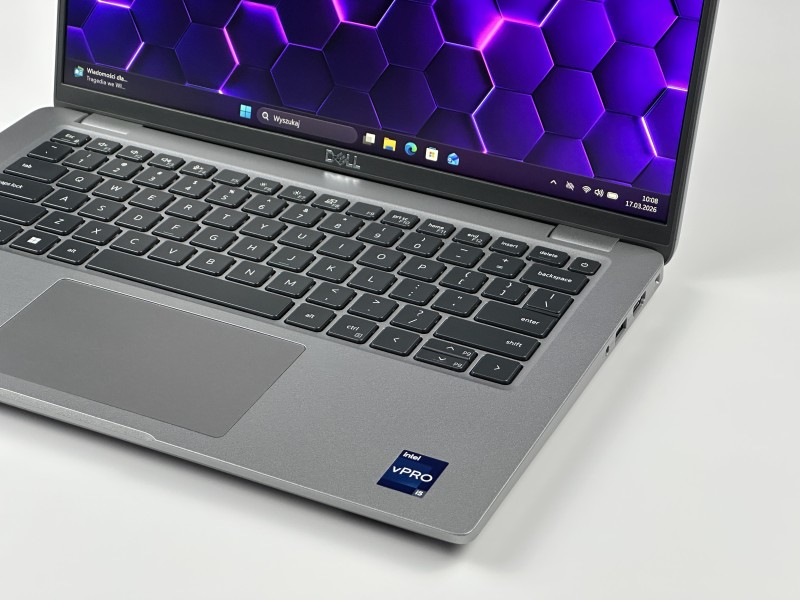 Dell Latitude 5440 z i5-1345U, matrycą FHD i klawiaturą US (PL QWERTY) – laptop biznesowy łączący wydajność, mobilność i wygodę codziennej pracy.