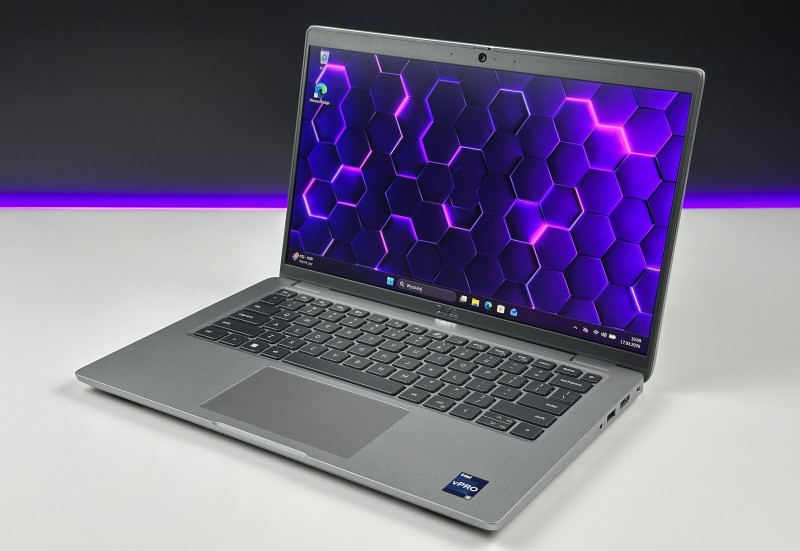 Dell Latitude 5440 z i5-1345U, matrycą FHD i klawiaturą US (PL QWERTY) – laptop biznesowy łączący wydajność, mobilność i wygodę codziennej pracy.