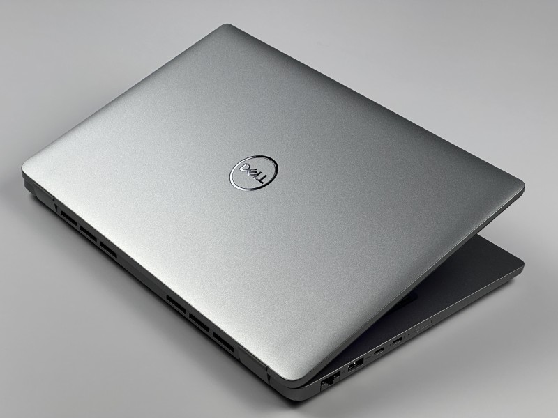 Dell Latitude 5440 z i5-1345U, matrycą FHD i klawiaturą US (PL QWERTY) – laptop biznesowy łączący wydajność, mobilność i wygodę codziennej pracy.