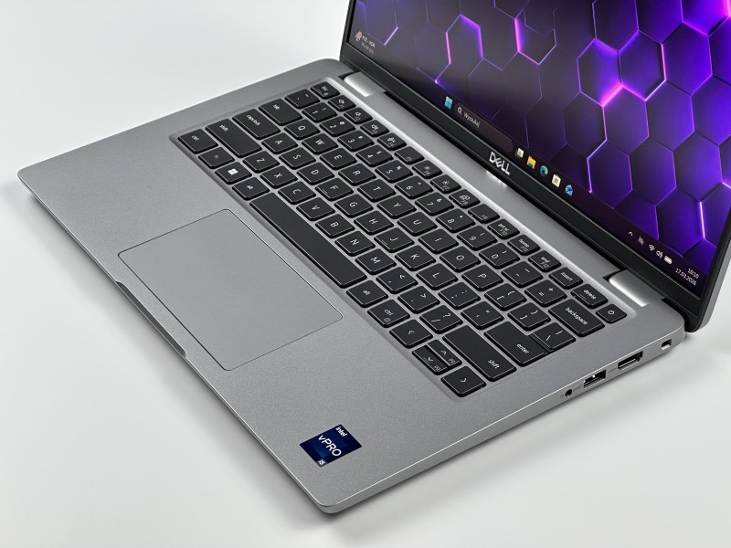 Dell Latitude 5440 z i5-1345U, matrycą FHD i klawiaturą US (PL QWERTY) – laptop biznesowy łączący wydajność, mobilność i wygodę codziennej pracy.