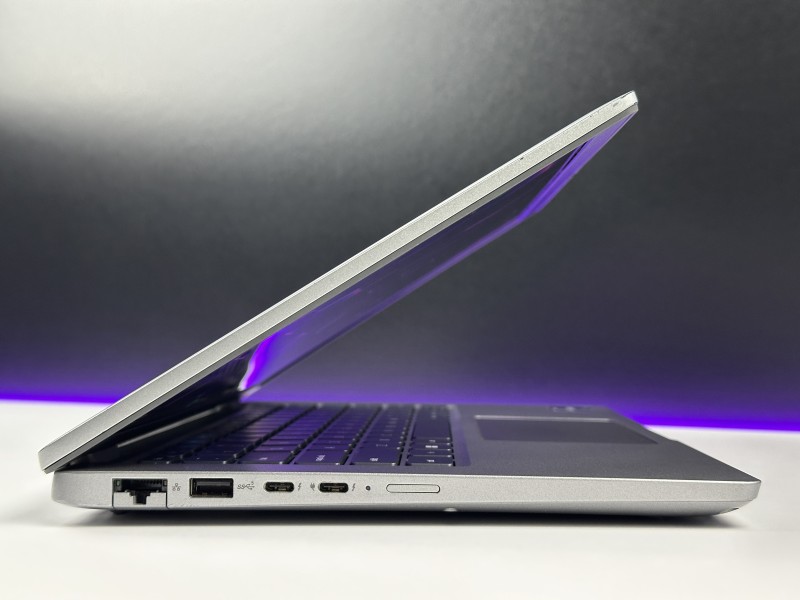 Dell Latitude 5440 z i5-1345U, matrycą FHD i klawiaturą US (PL QWERTY) – laptop biznesowy łączący wydajność, mobilność i wygodę codziennej pracy.