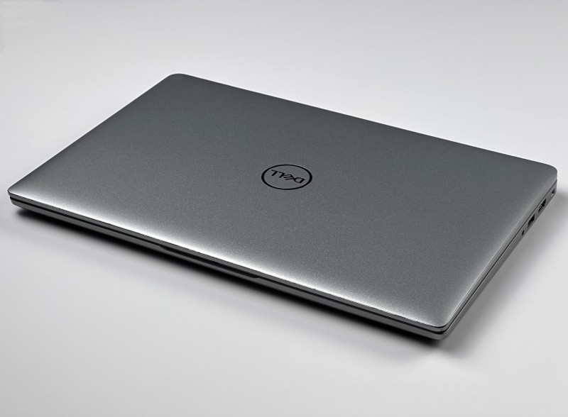 Dell Latitude 5440 z i5-1345U, matrycą FHD i klawiaturą US (PL QWERTY) – laptop biznesowy łączący wydajność, mobilność i wygodę codziennej pracy.