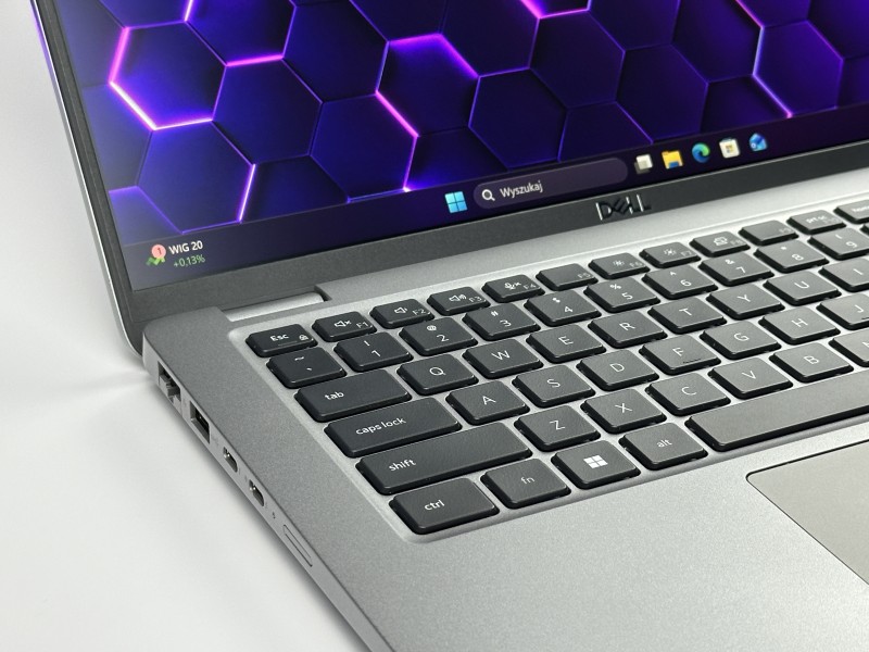 Dell Latitude 5440 z i5-1345U, matrycą FHD i klawiaturą US (PL QWERTY) – laptop biznesowy łączący wydajność, mobilność i wygodę codziennej pracy.