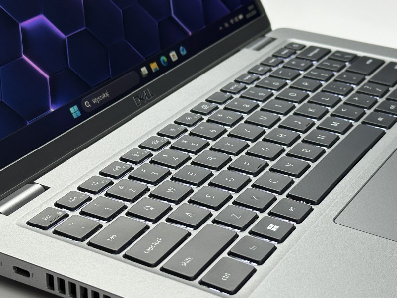 Dell Latitude 5431 z i5-1250P i FHD – nowoczesny laptop biznesowy, który łączy wysoką wydajność z mobilnością, idealny do codziennej pracy i podróży.