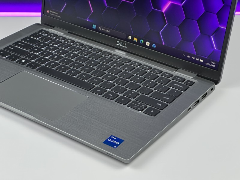 Dell Latitude 7430 – i5-1245U, 16GB RAM i FHD 14". Metalowa obudowa i klawiatura US. Lekki, szybki ultrabook biznesowy idealny do pracy mobilnej.