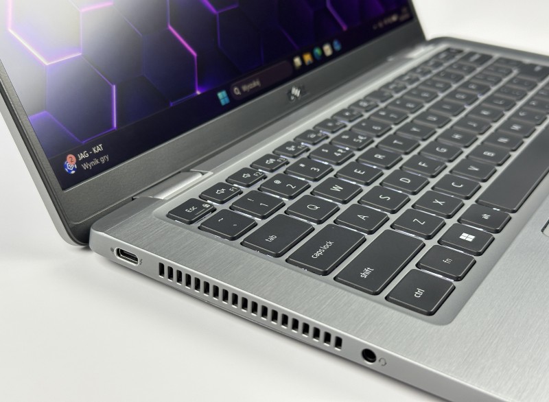 Dell Latitude 7430 – i5-1245U, 16GB RAM i FHD 14". Metalowa obudowa i klawiatura US. Lekki, szybki ultrabook biznesowy idealny do pracy mobilnej.