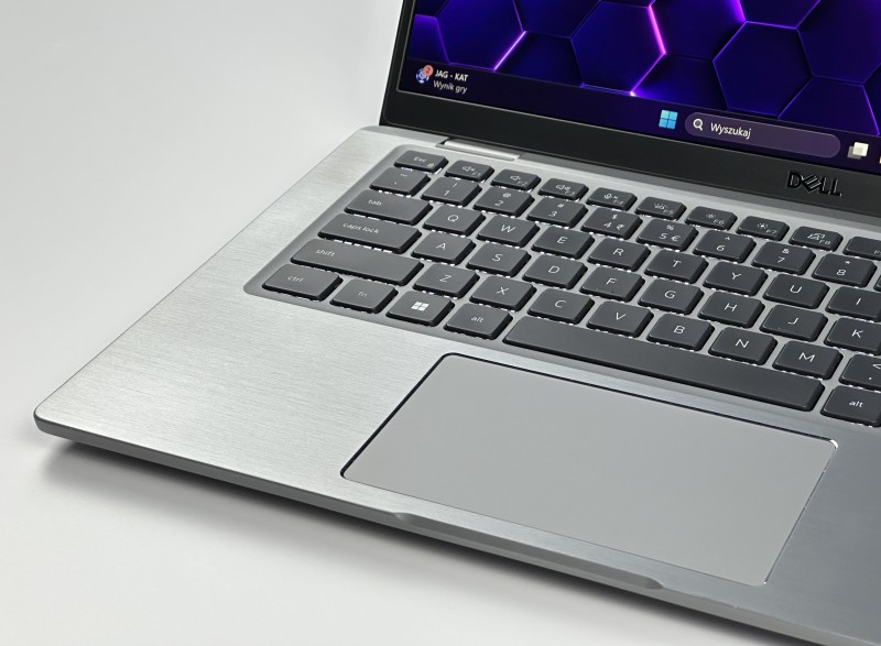 Dell Latitude 7430 – i5-1245U, 16GB RAM i FHD 14". Metalowa obudowa i klawiatura US. Lekki, szybki ultrabook biznesowy idealny do pracy mobilnej.