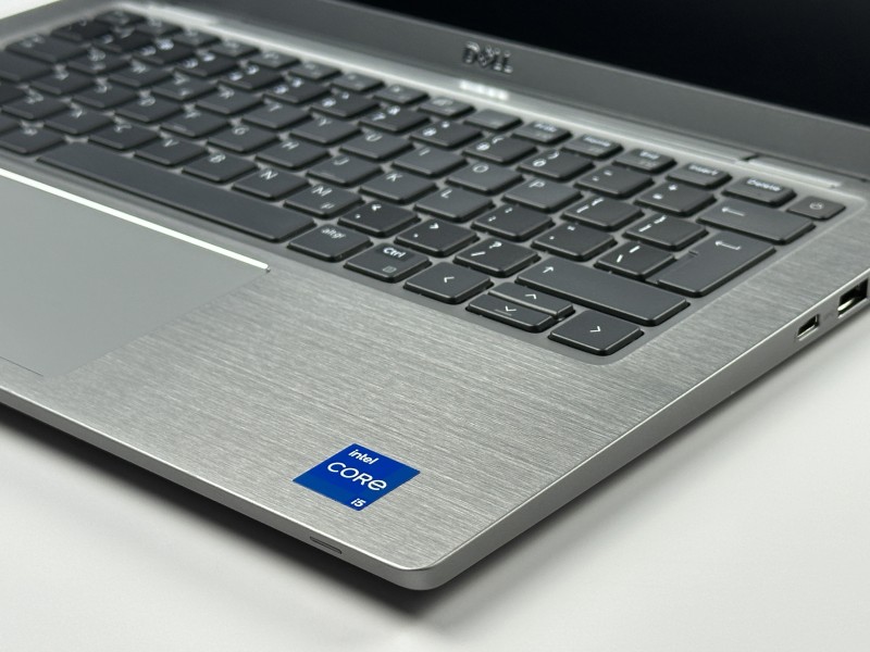 Dell Latitude 7430 z i5-1245U, dotykowym ekranem FHD 14" i metalową obudową to elegancki laptop biznesowy z 16 GB pamięci lutowanej.