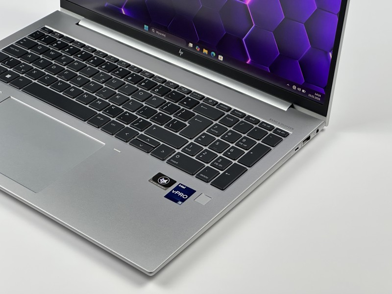HP EliteBook 860 G9 i5-1245U, 16" FHD+ (1920x1200) – wydajny laptop biznesowy do pracy biurowej, mobilnej i wielozadaniowej.