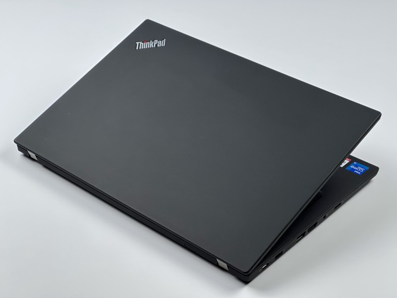 Lenovo ThinkPad T14 Gen 2 i5-1145G7, 14" FHD – biznesowy laptop do pracy mobilnej z klawiaturą US i obsługą polskich znaków.