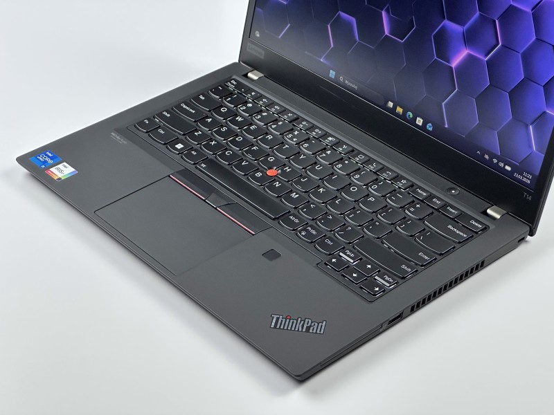 Lenovo ThinkPad T14 Gen 2 i5-1145G7, 14" FHD – biznesowy laptop do pracy mobilnej z klawiaturą US i obsługą polskich znaków.
