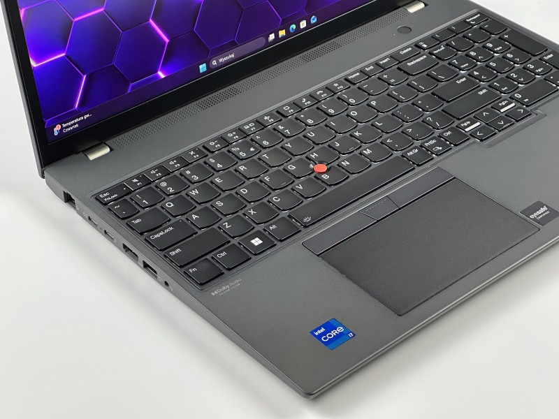 Lenovo ThinkPad T16 Gen 1 i7-1260P, 16" FHD+ – wydajny laptop biznesowy do pracy mobilnej z klawiaturą US i polskimi znakami.