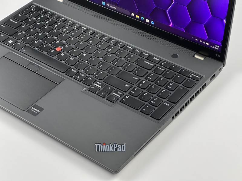 Lenovo ThinkPad T16 Gen 1 i7-1260P, 16" FHD+ – wydajny laptop biznesowy do pracy mobilnej z klawiaturą US i polskimi znakami.