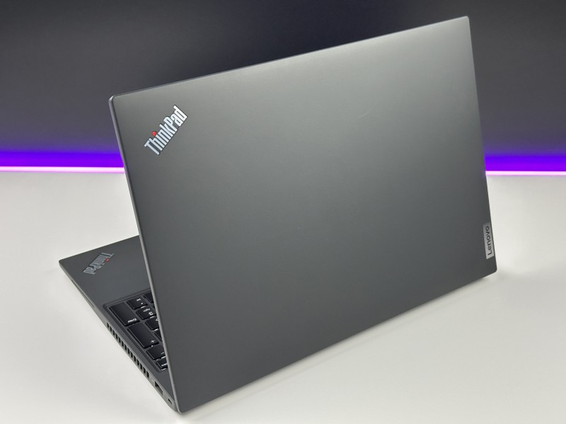 Lenovo ThinkPad T16 Gen 1 i7-1260P, 16" FHD+ – wydajny laptop biznesowy do pracy mobilnej z klawiaturą US i polskimi znakami.
