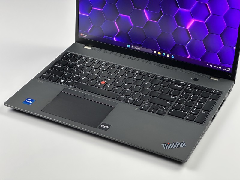 Lenovo ThinkPad T16 Gen 1 i7-1260P, 16" FHD+ – wydajny laptop biznesowy do pracy mobilnej z klawiaturą US i polskimi znakami.