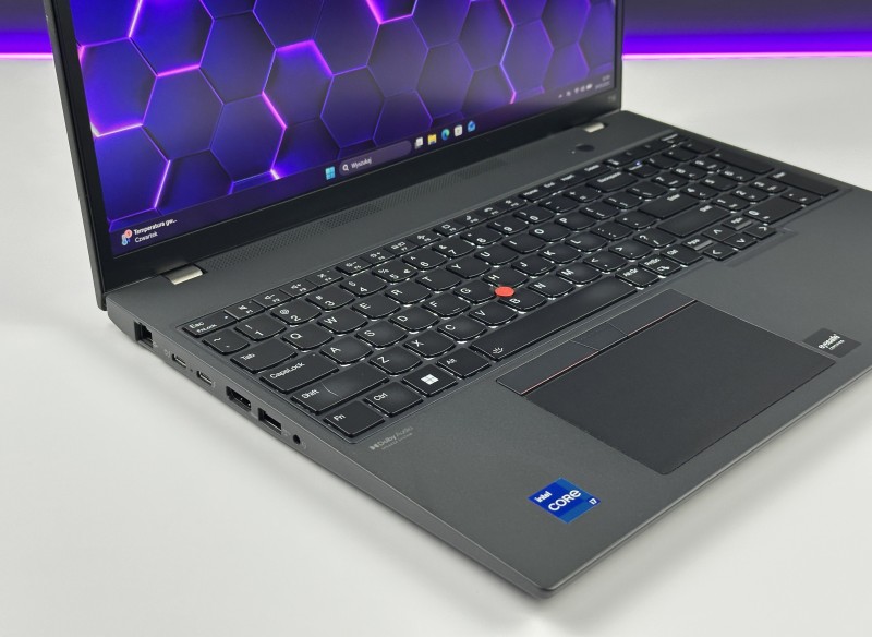 Lenovo ThinkPad T16 Gen 1 i7-1260P, 16" FHD+ – wydajny laptop biznesowy do pracy mobilnej z klawiaturą US i polskimi znakami.
