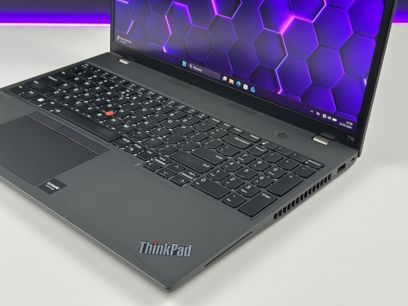 Lenovo ThinkPad T16 Gen 1 i7-1260P, 16" FHD+ – wydajny laptop biznesowy do pracy mobilnej z klawiaturą US i polskimi znakami.