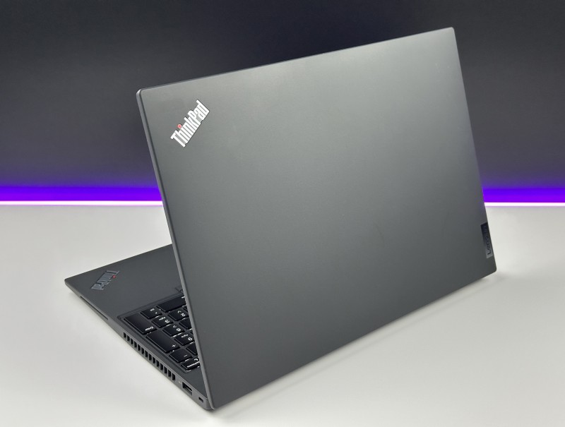 Lenovo ThinkPad T16 Gen 1 i7-1260P, 16" FHD+ – wydajny laptop biznesowy do pracy mobilnej z klawiaturą US i polskimi znakami.