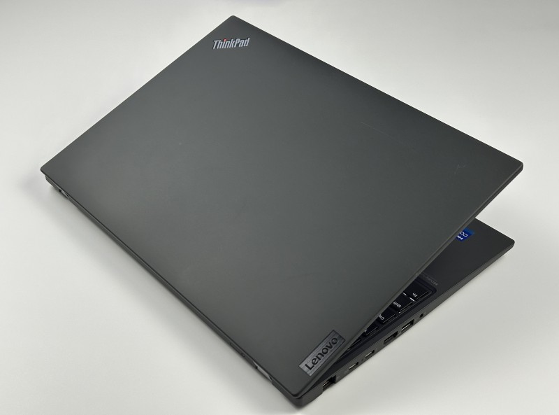 Lenovo ThinkPad T16 Gen 1 i7-1260P, 16" FHD+ – wydajny laptop biznesowy do pracy mobilnej z klawiaturą US i polskimi znakami.