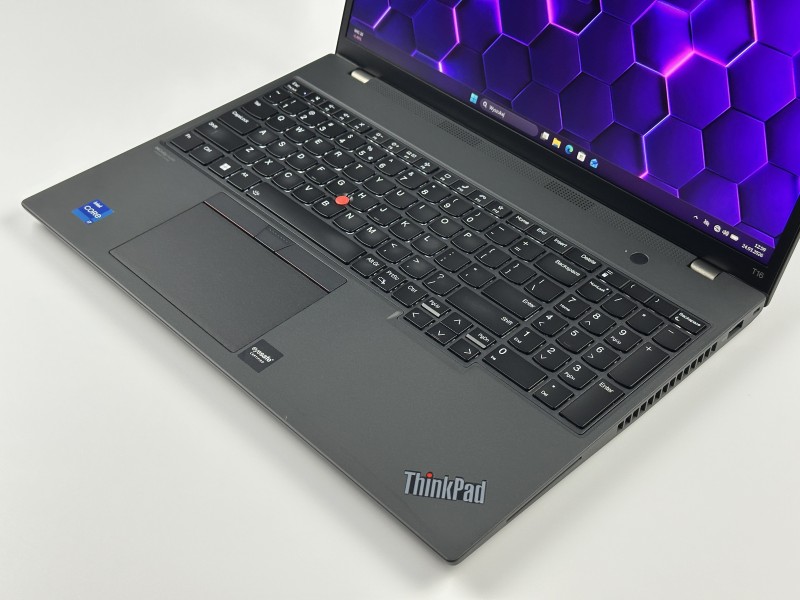 Lenovo ThinkPad T16 Gen 1 i7-1260P, 16" FHD+ – wydajny laptop biznesowy do pracy mobilnej z klawiaturą US i polskimi znakami.
