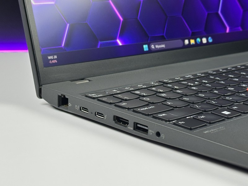 Lenovo ThinkPad T16 Gen 1 i7-1260P, 16" FHD+ – wydajny laptop biznesowy do pracy mobilnej z klawiaturą US i polskimi znakami.