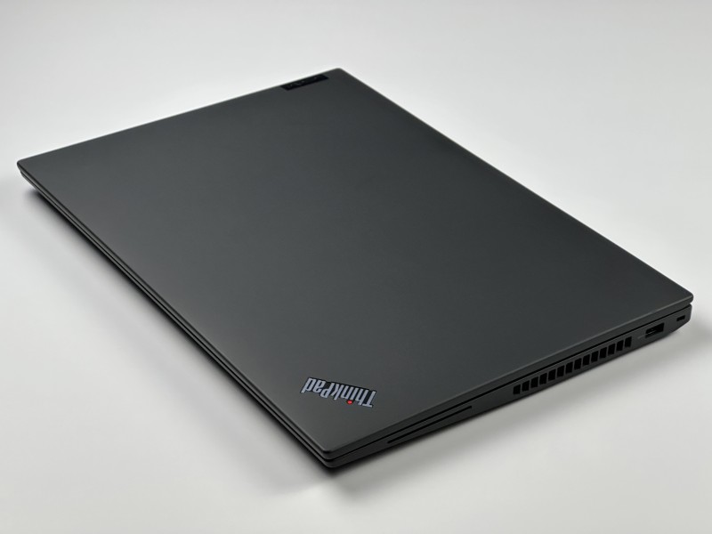 Lenovo ThinkPad T16 Gen 1 i7-1260P, 16" FHD+ – wydajny laptop biznesowy do pracy mobilnej z klawiaturą US i polskimi znakami.