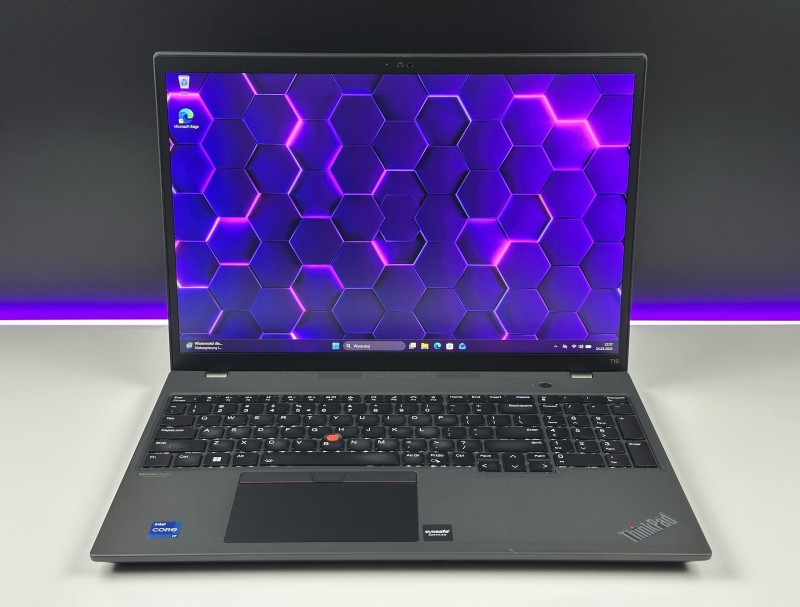 Lenovo ThinkPad T16 Gen 1 i7-1260P, 16" FHD+ – wydajny laptop biznesowy do pracy mobilnej z klawiaturą US i polskimi znakami.