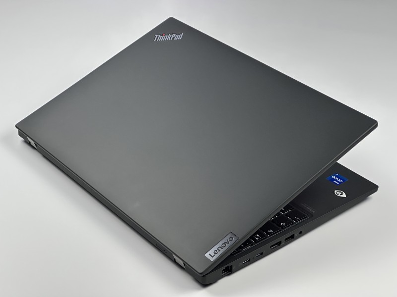 Lenovo ThinkPad T16 Gen 1 i7-1255U, 16" QHD+ – biznesowy laptop o wysokiej rozdzielczości do pracy biurowej, analitycznej i wielozadaniowej.