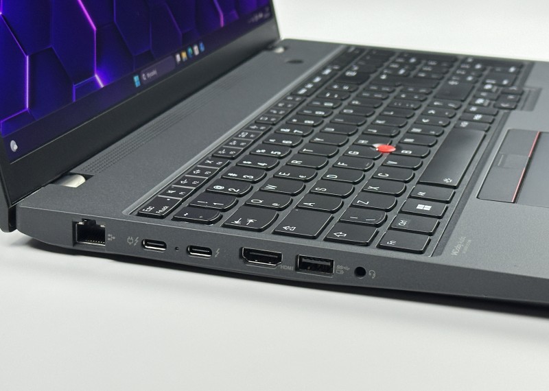 Lenovo ThinkPad T16 Gen 1 i7-1255U, 16" QHD+ – biznesowy laptop o wysokiej rozdzielczości do pracy biurowej, analitycznej i wielozadaniowej.