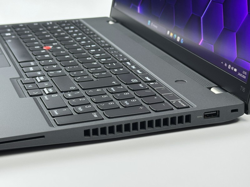 Lenovo ThinkPad T16 Gen 1 i7-1255U, 16" QHD+ – biznesowy laptop o wysokiej rozdzielczości do pracy biurowej, analitycznej i wielozadaniowej.