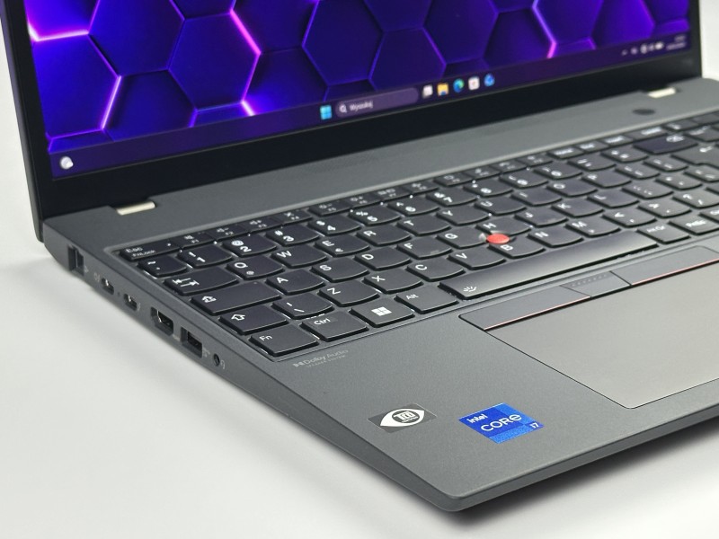 Lenovo ThinkPad T16 Gen 1 i7-1255U, 16" QHD+ – biznesowy laptop o wysokiej rozdzielczości do pracy biurowej, analitycznej i wielozadaniowej.