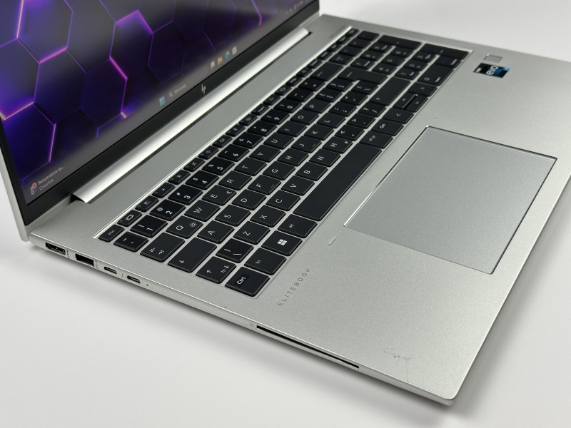 HP EliteBook 860 G9 i7-1270P, 16" FHD+ Sure View – biznesowy laptop z filtrem prywatności, idealny do pracy mobilnej i wrażliwych danych.
