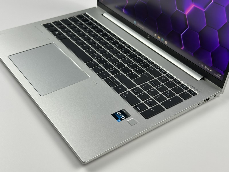 HP EliteBook 860 G9 i7-1270P, 16" FHD+ Sure View – biznesowy laptop z filtrem prywatności, idealny do pracy mobilnej i wrażliwych danych.