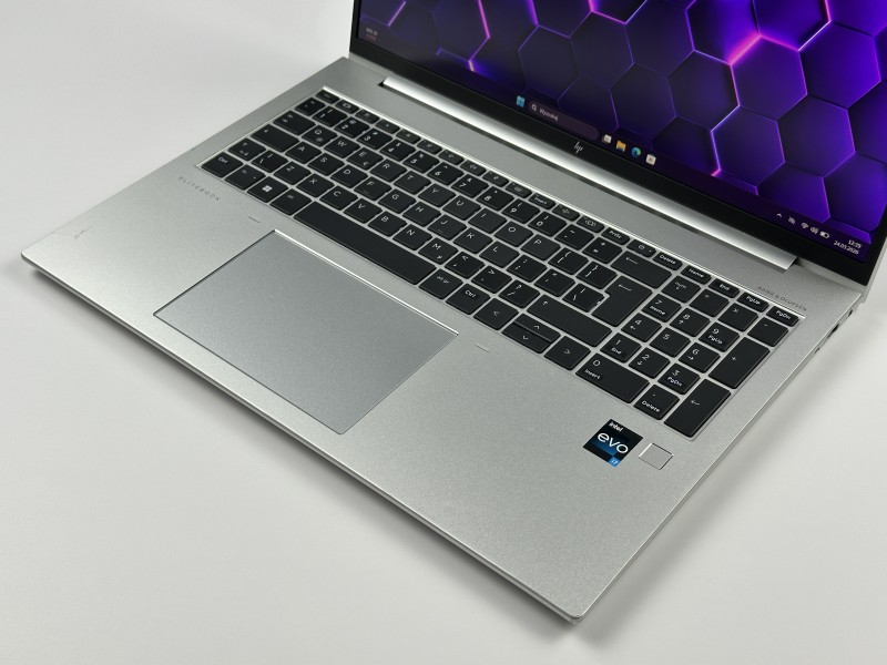 HP EliteBook 860 G9 i7-1270P, 16" FHD+ Sure View – biznesowy laptop z filtrem prywatności, idealny do pracy mobilnej i wrażliwych danych.
