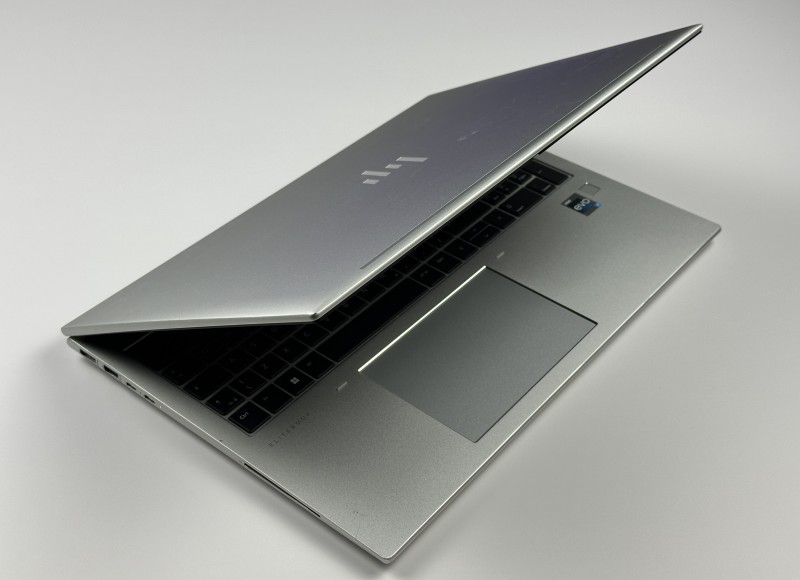 HP EliteBook 860 G9 i7-1270P, 16" FHD+ Sure View – biznesowy laptop z filtrem prywatności, idealny do pracy mobilnej i wrażliwych danych.