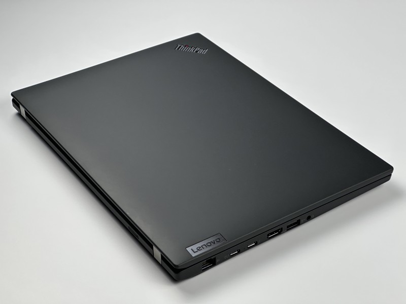 Lenovo ThinkPad P14s Gen 3 i7-1260P, T550 4GB, 14" FHD+ – mobilna stacja robocza do CAD i pracy projektowej z klawiaturą US.