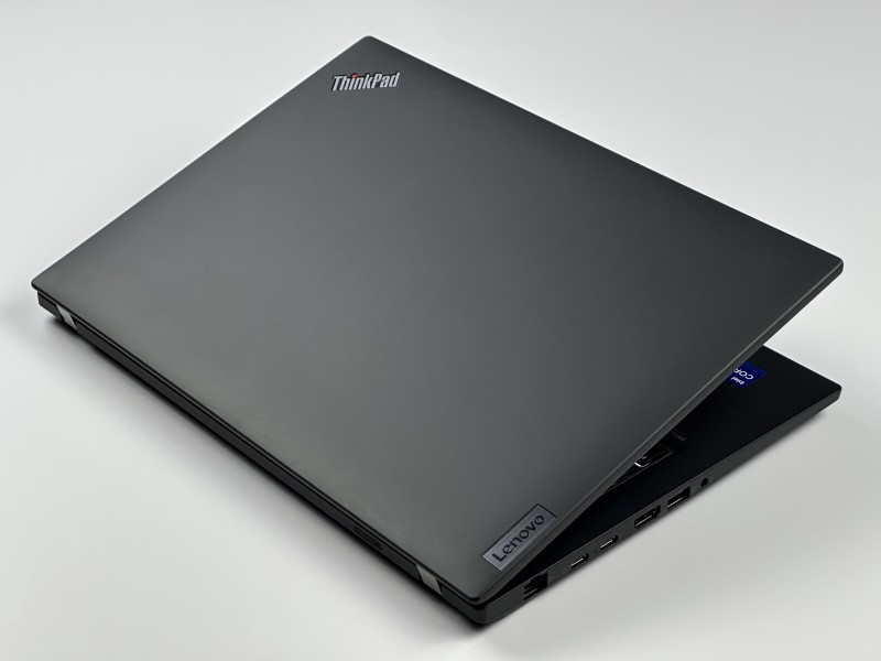 Lenovo ThinkPad P14s Gen 3 i7-1260P, T550 4GB, 14" FHD+ – mobilna stacja robocza do CAD i pracy projektowej z klawiaturą US.