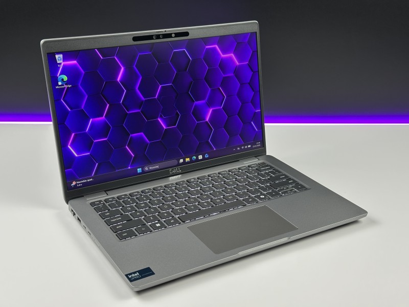 Dell Latitude 5450 Ultra 7 165U, dotykowa matryca, DDR5 – nowoczesny laptop biznesowy do pracy mobilnej z klawiaturą US i wysoką wydajnością.