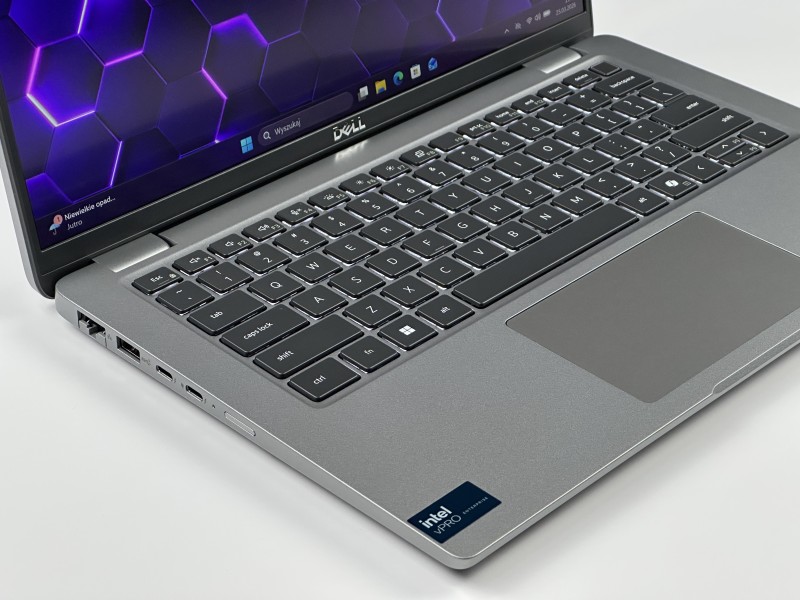 Dell Latitude 5450 Ultra 7 165U, dotykowa matryca, DDR5 – nowoczesny laptop biznesowy do pracy mobilnej z klawiaturą US i wysoką wydajnością.