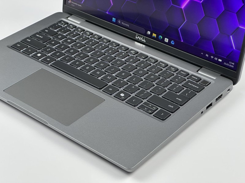 Dell Latitude 5450 Ultra 7 165U, dotykowa matryca, DDR5 – nowoczesny laptop biznesowy do pracy mobilnej z klawiaturą US i wysoką wydajnością.