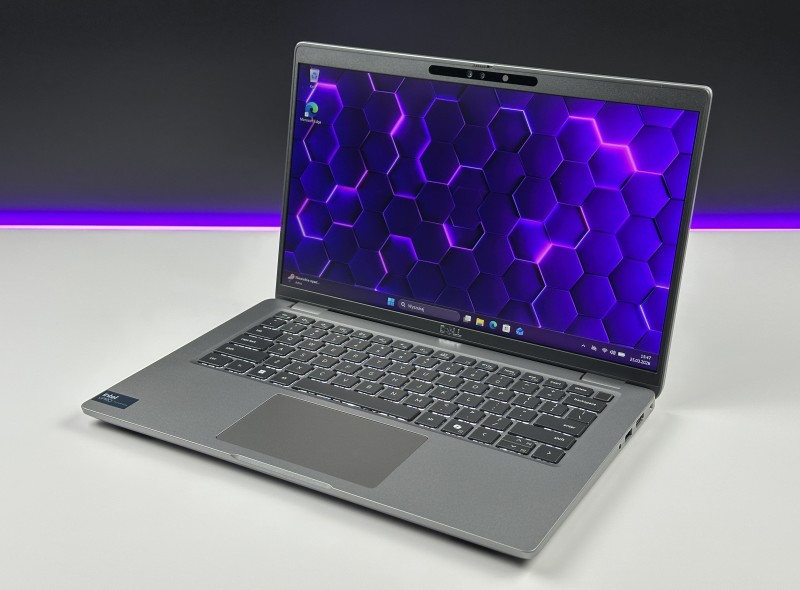 Dell Latitude 5450 Ultra 7 165U, dotykowa matryca, DDR5 – nowoczesny laptop biznesowy do pracy mobilnej z klawiaturą US i wysoką wydajnością.