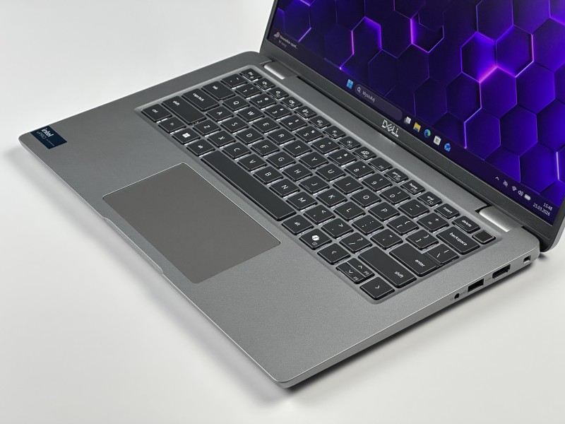 Dell Latitude 5450 Ultra 7 165U, dotykowa matryca, DDR5 – nowoczesny laptop biznesowy do pracy mobilnej z klawiaturą US i wysoką wydajnością.