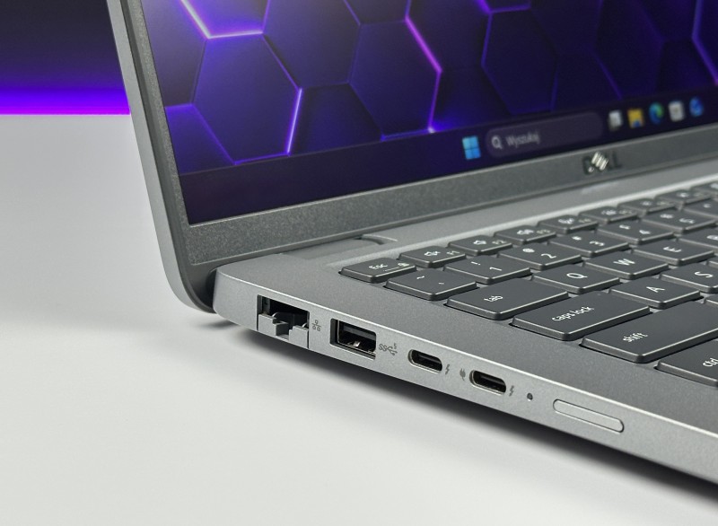 Dell Latitude 5450 Ultra 7 165U, dotykowa matryca, DDR5 – nowoczesny laptop biznesowy do pracy mobilnej z klawiaturą US i wysoką wydajnością.