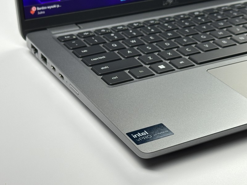 Dell Latitude 5450 Ultra 7 165U, dotykowa matryca, DDR5 – nowoczesny laptop biznesowy do pracy mobilnej z klawiaturą US i wysoką wydajnością.