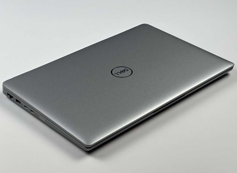 Dell Latitude 5450 Ultra 7 165U, dotykowa matryca, DDR5 – nowoczesny laptop biznesowy do pracy mobilnej z klawiaturą US i wysoką wydajnością.