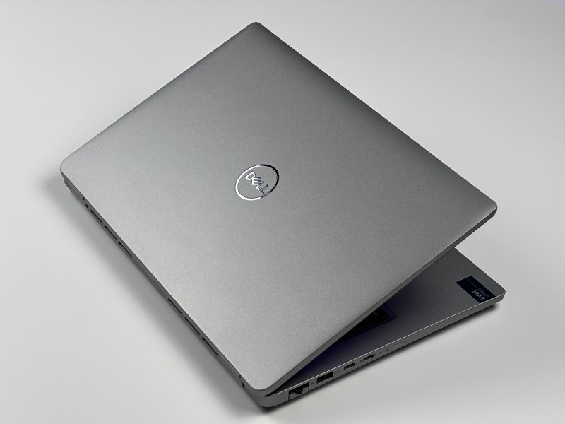 Dell Latitude 5450 Ultra 7 165U, 14" FHD, DDR5 – nowoczesny laptop biznesowy do pracy mobilnej i biurowej z klawiaturą US i wysoką wydajnością.