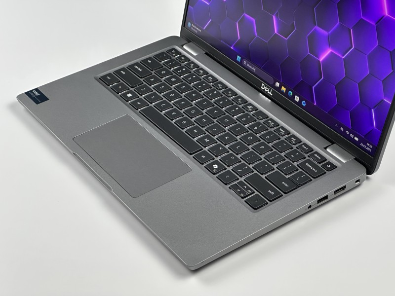 Dell Latitude 5450 Ultra 7 165U, 14" FHD, DDR5 – nowoczesny laptop biznesowy do pracy mobilnej i biurowej z klawiaturą US i wysoką wydajnością.