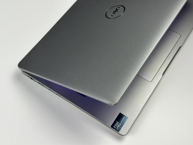 Dell Latitude 5450 Ultra 7 165U, 14" FHD, DDR5 – nowoczesny laptop biznesowy do pracy mobilnej i biurowej z klawiaturą US i wysoką wydajnością.