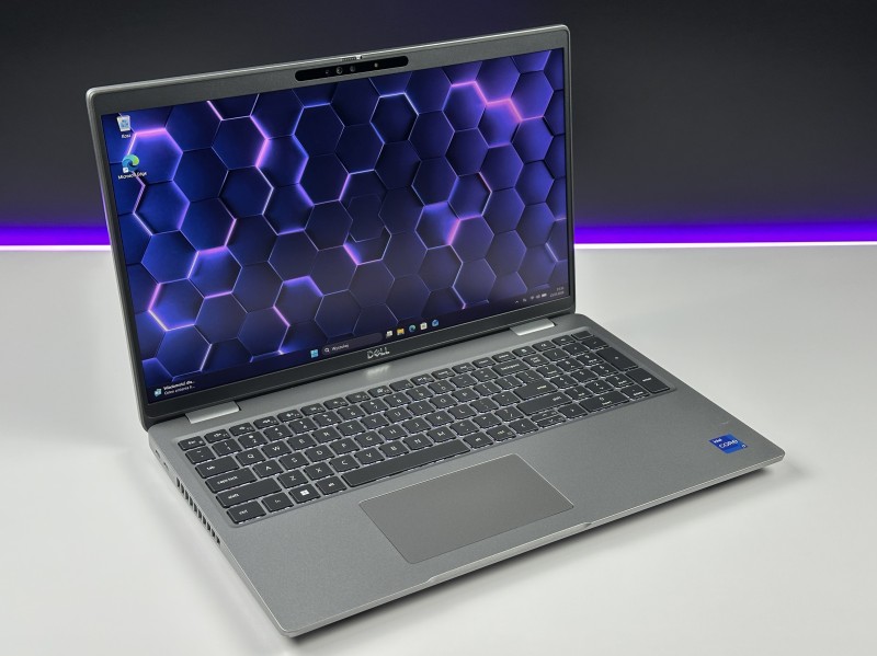 Dell Precision 3580 z i7-1370P i RTX A500. Dotykowy ekran 15,6” oraz klawiatura US z pełnym wsparciem polskich znaków zapewniają komfort pracy.